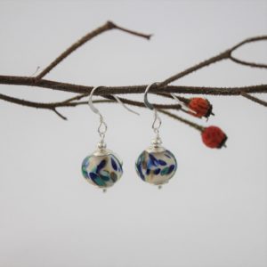 Boucles d'oreilles perle de verre beige avec tâches bleues et turquoises
