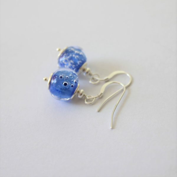 perles de verre bleues, bulles d'aires intégrées.