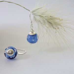 Boucles d'oreilles avec perles de verre bleues.