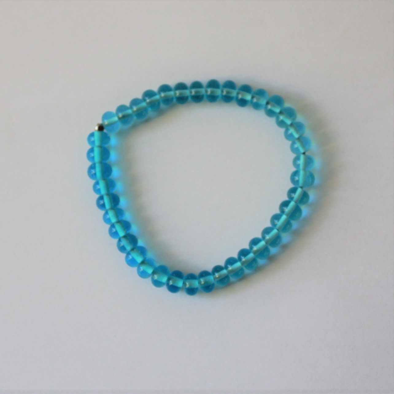 Bracelet fin de perles de verre turquoises