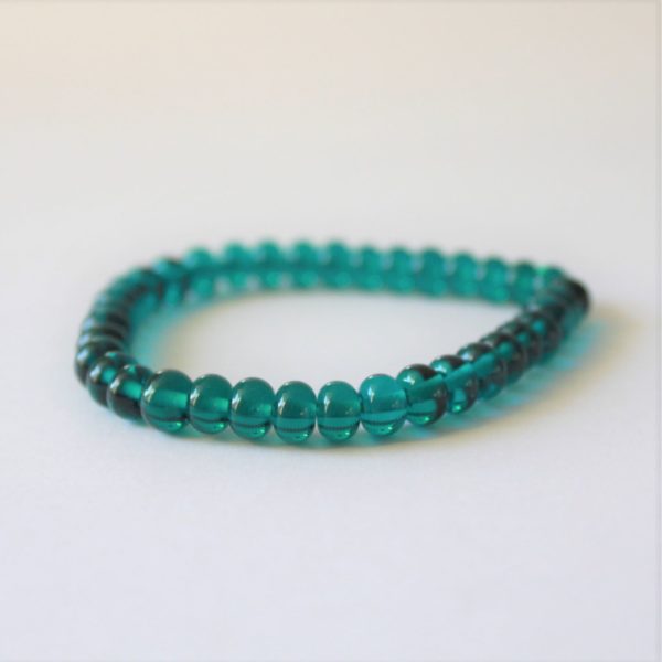 Bracelet fin de perles de verre bleu-vert
