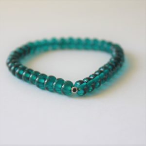 Bracelet fin de perles de verre bleu-vert