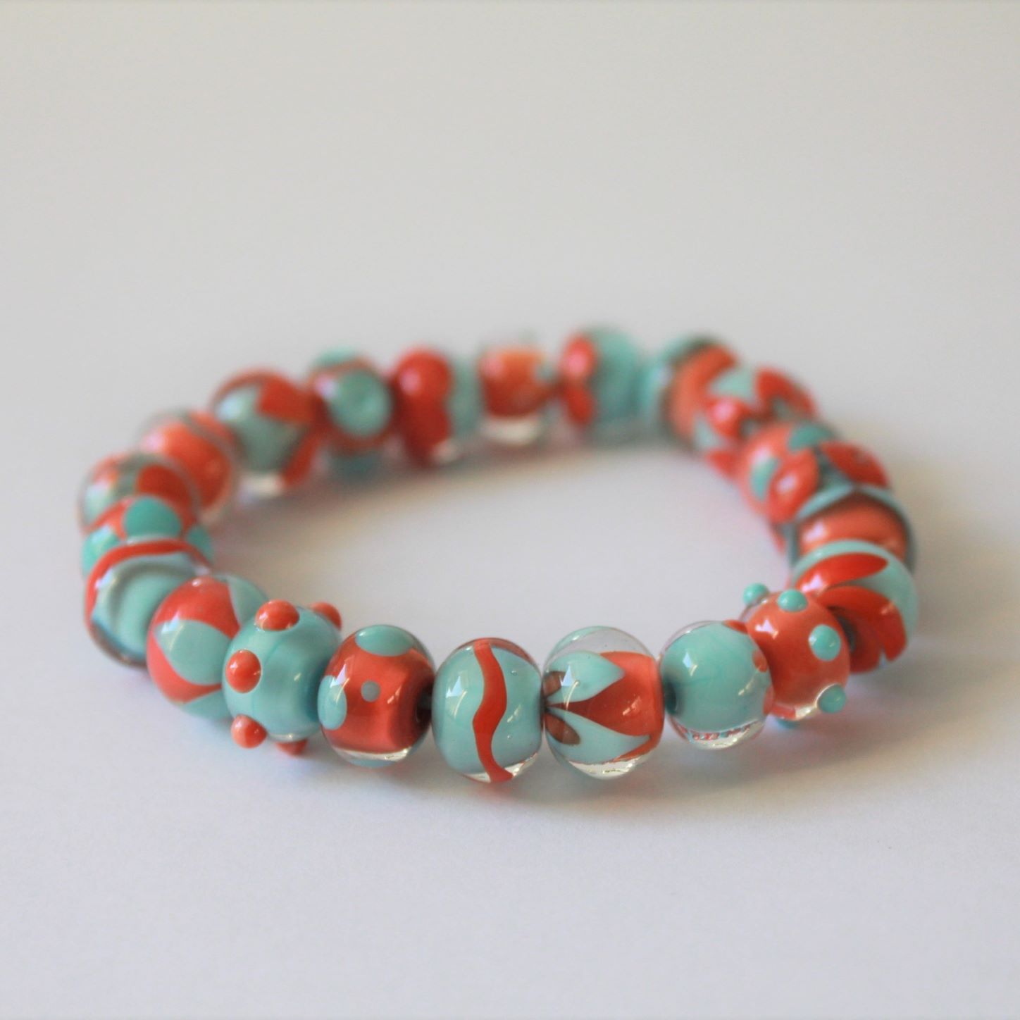 Bracelet de perles de verre turquoises et rouges