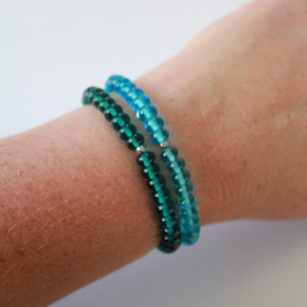 Bracelet fin de perles de verre turquoises