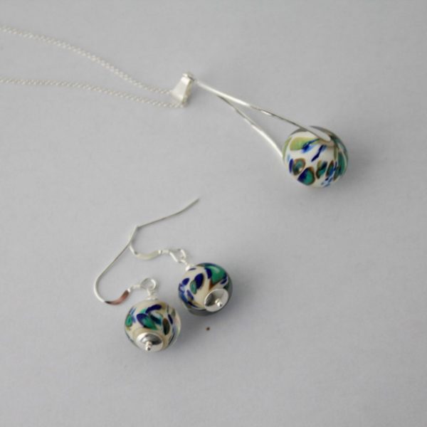perles beiges avec tâches bleues et turquoises