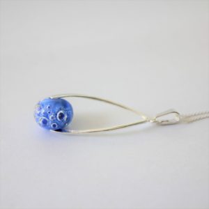 Collier pendentif torsadé perle bleue