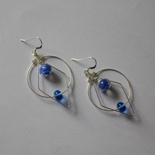 Boucles d'oreilles géométrique avec perles de verre bleues