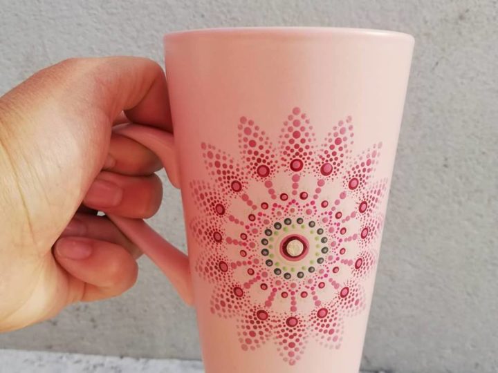 Des mugs mandala peint à la main