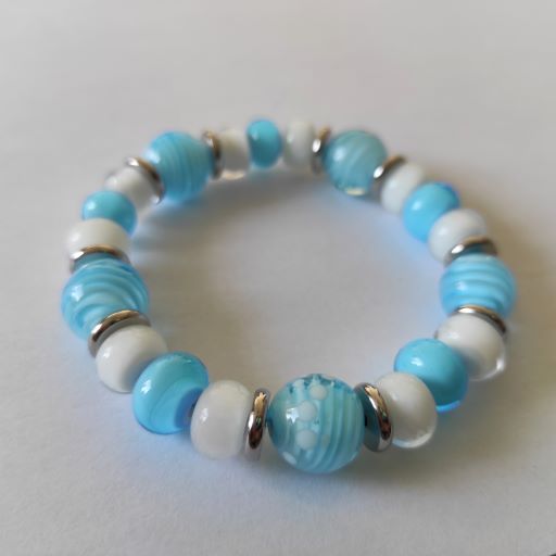 Bracelet turquoise et blanc en perles de verre
