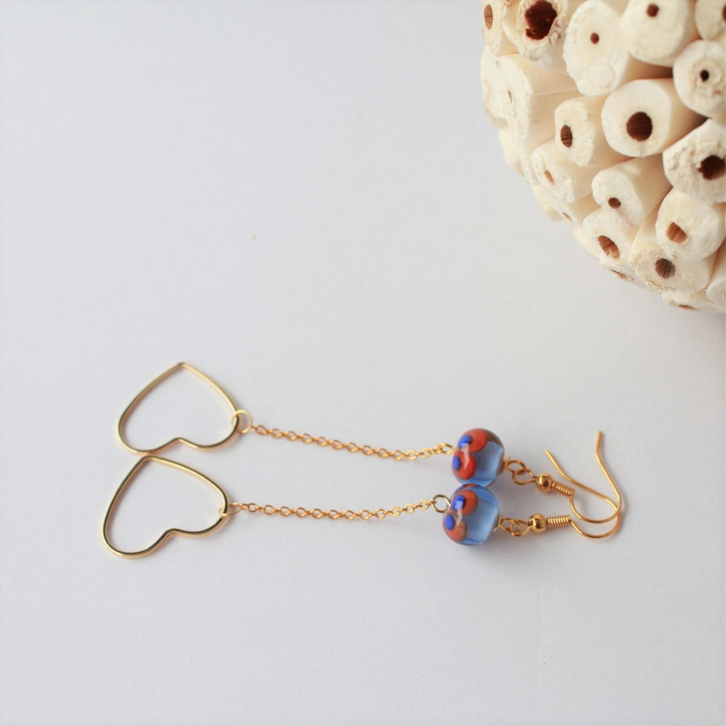 Boucles d'oreilles longues avec perles de verre bleue et orange