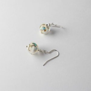 Boucles d'oreilles, perles de verre couleur crème avec petites tâches.