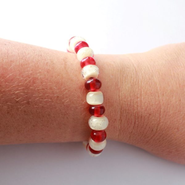 Bracelet de perles de verre faite main, couleurs rouge et ivoire