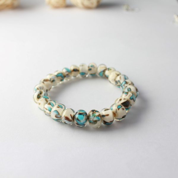 Bracelet en perles de verre, couleur crème avec taches turquoise