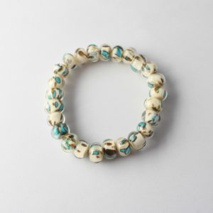 Bracelet de perles de verre couleur crème avec petites tâches