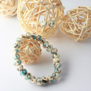 Boucles d'oreilles de perles de verre, couleur crème avec petites tâches