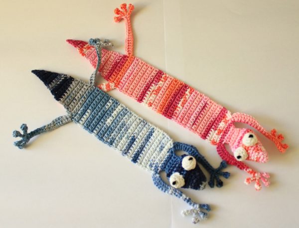 Marque-page gecko bleu et rose en crochet.