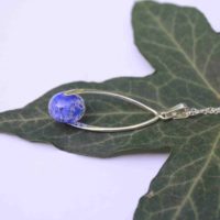 Collier pendentif torsadé bleue foncé