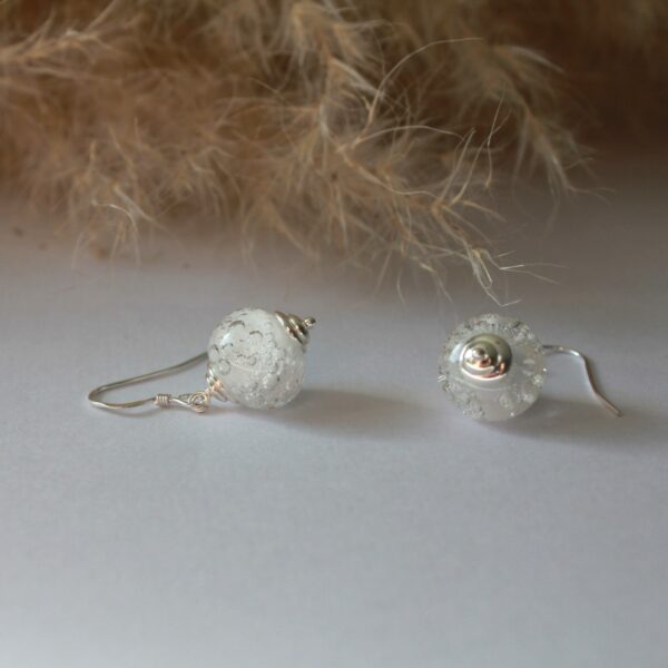 Boucles d'oreilles avec perles de verre blanches