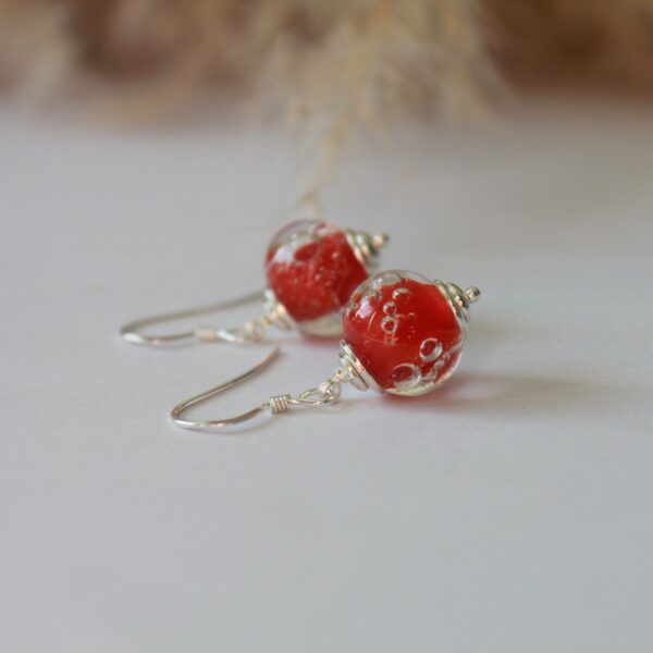 Boucles d'oreilles avec des perles de verre rouge