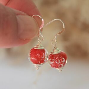 Boucles d'oreilles avec des perles rouges