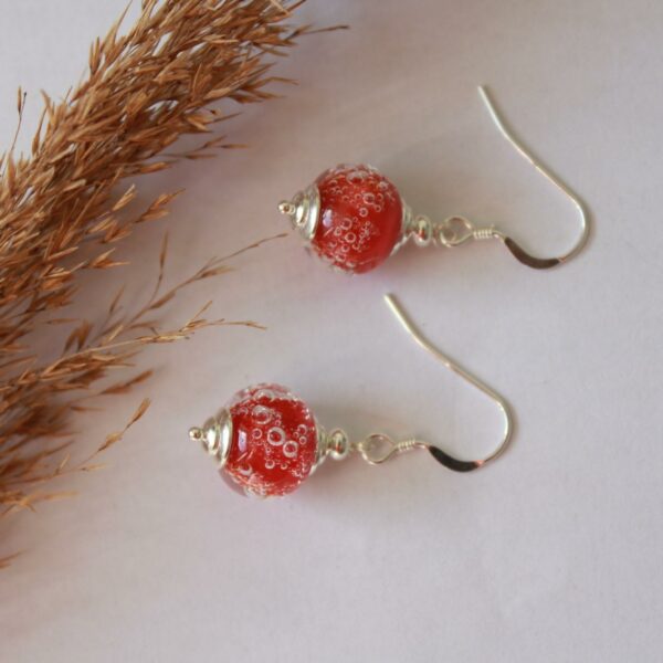 Boucles d'oreilles, perles de verre rouge aux bulles d'air