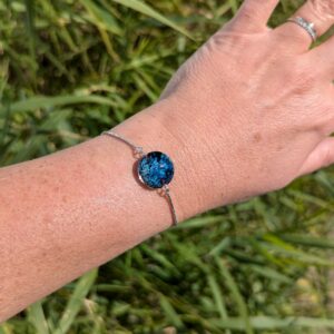 Bracelet réglable avec une perle de verre