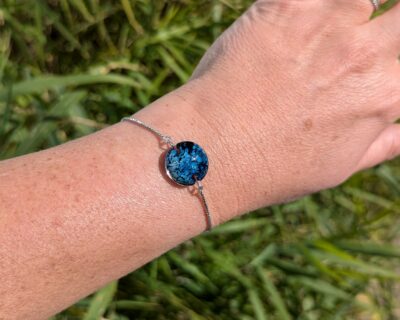 Bracelet réglable avec une perle de verre