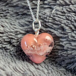 Pendentif en verre filé rose, en forme de cœur