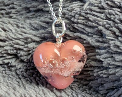 Pendentif en verre filé rose, en forme de cœur