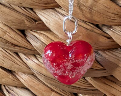 Pendentif cœur rouge foncé